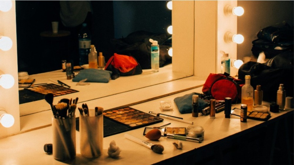 Το κόλπο που φωτίζει τα μάτια χωρίς concealer